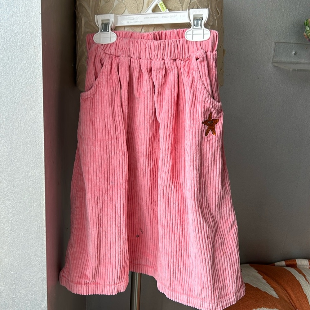 The campamento pink corduroy skirt with starfish